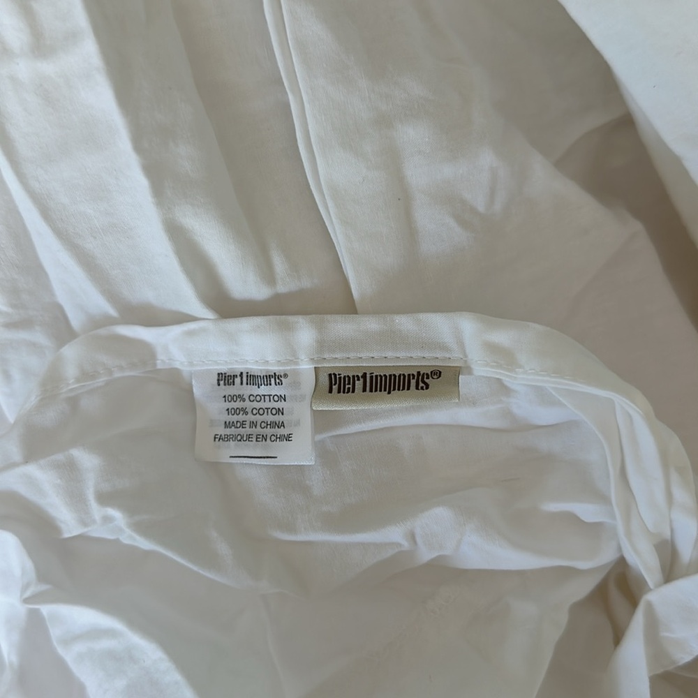 White cotton duvet cover with wrinkly face like flowers, perfect fit for any set - Picture 2 of 4